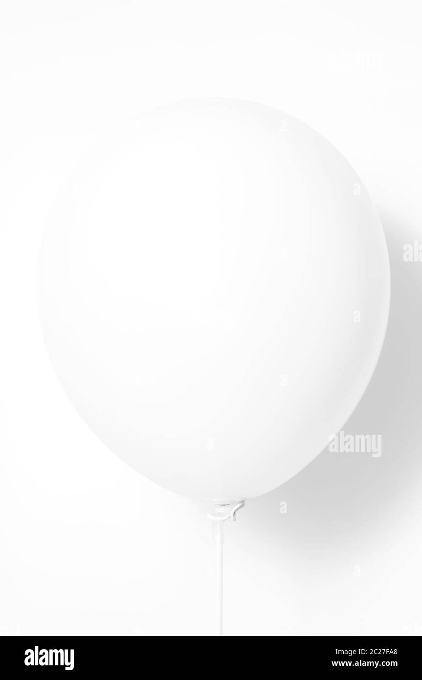 Palloncino bianco su sfondo bianco con ombra Foto Stock