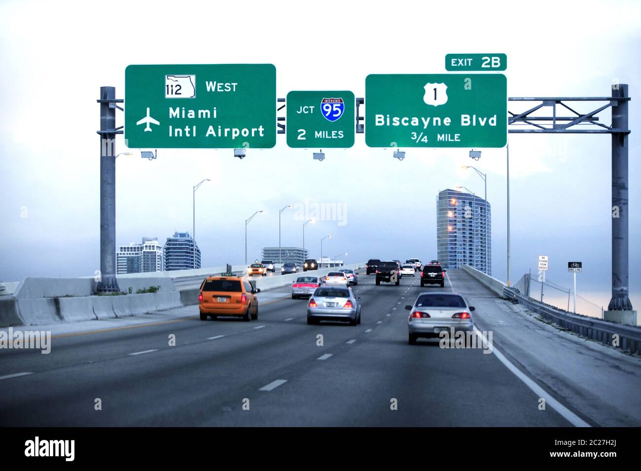 Auto in movimento su un'autostrada con indicazioni per l'aeroporto internazionale di Miami Foto Stock