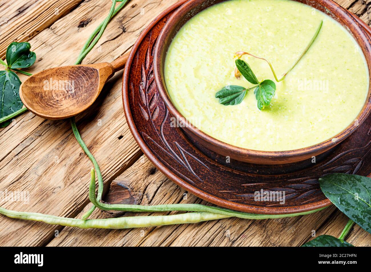 Gli asparagi verdi zuppa di fagioli.zuppa di verdure.Estate cibo.la dieta alimentare. Foto Stock