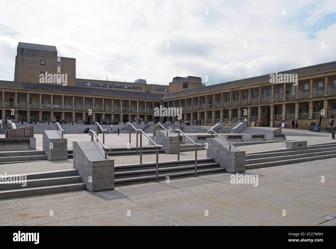 persone che si rilassano nella piazza della città intorno alla sala pezzo in halifax west yorkshire Foto Stock