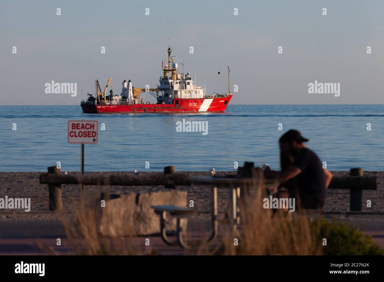 Port Stanley, Canada - 16 giugno 2020. La nave canadese della Guardia Costiera Limnos siede ancorata sul Lago Erie al largo della spiaggia a Port Stanley, mentre la nave e l'equipaggio conducono esercizi di addestramento. Mark Spowart/Alamy Live News. Foto Stock