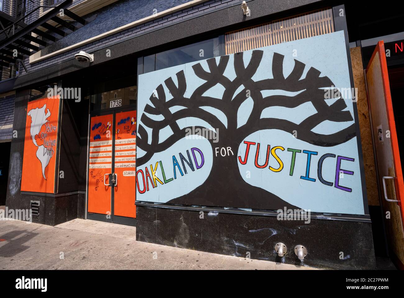 Oakland, California, protesta arte a bordo su edifici del centro Foto Stock