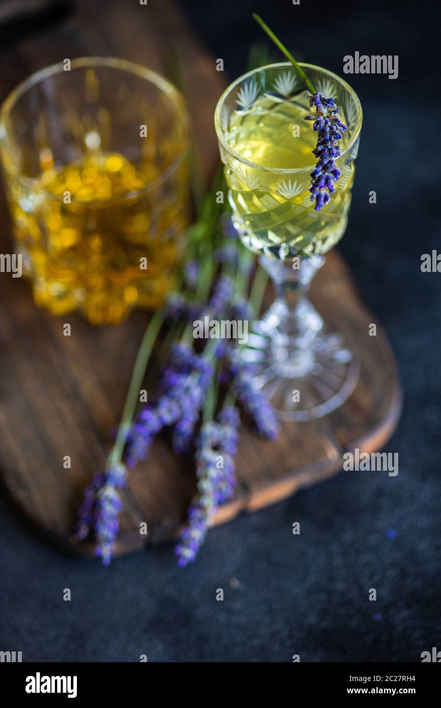 Alcoho tradizionale italiano drink limoncello Foto Stock