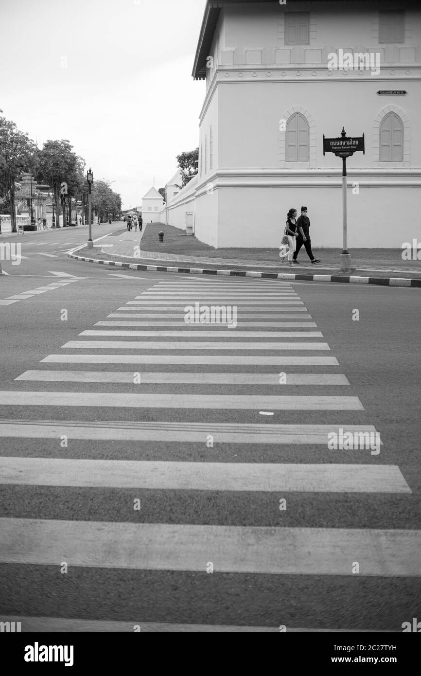 Una coppia era vicino a un edificio di sicurezza al Grand Royal Palace, Bangkok Thailandia Foto Stock