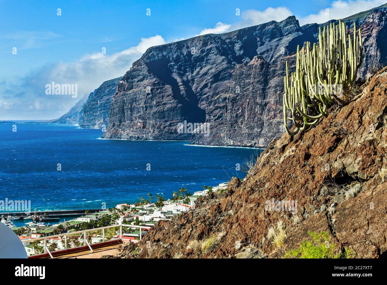 Il popolare resort Los Gigantes sulla costa nord-occidentale dell'isola di Tenerife, circondato dalle enormi scogliere basaltiche di Acantilado de Los Gigantes. Foto Stock