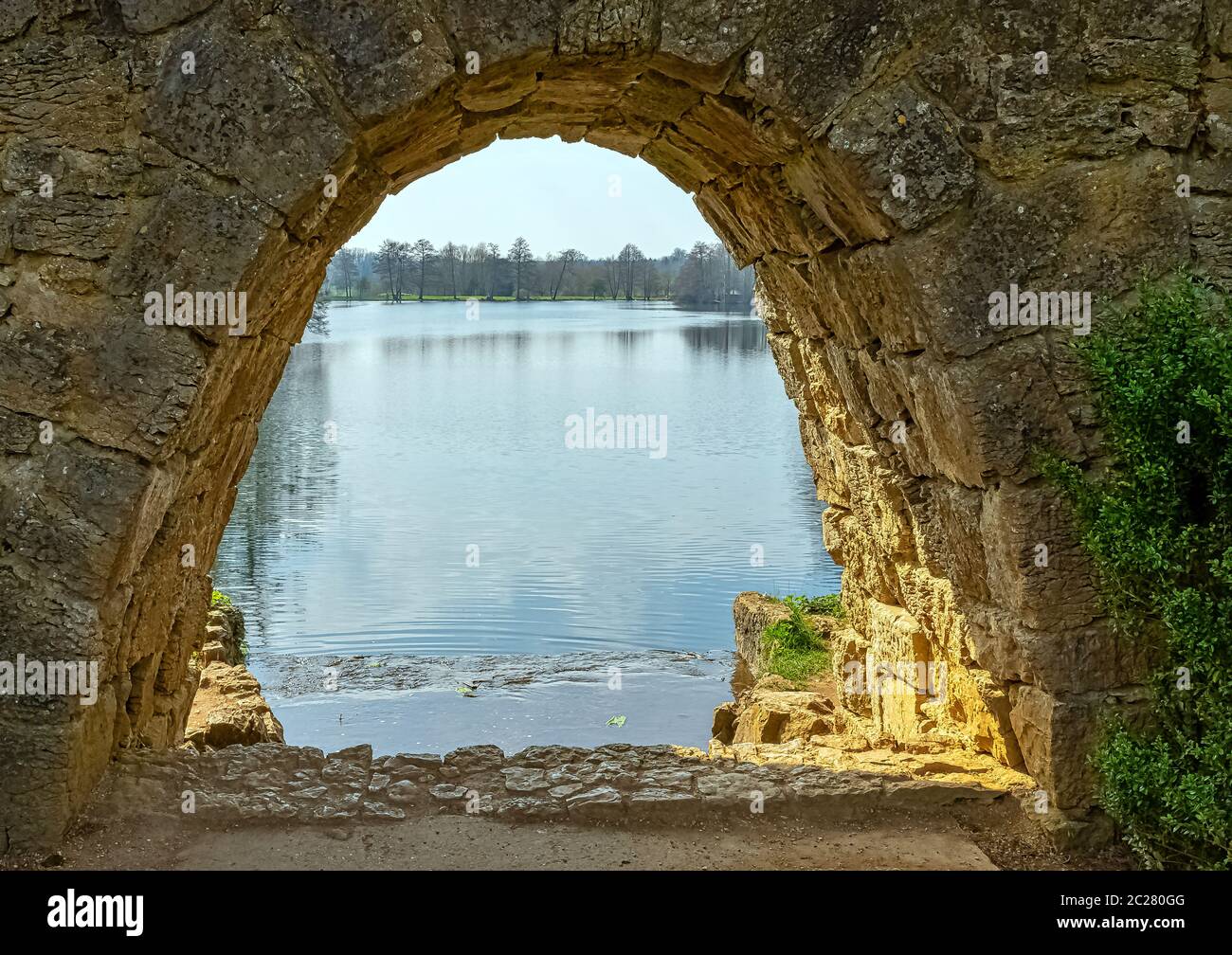 Vista del lago Eleven Acre a Stowe, Buckinghamshire, Regno Unito Foto Stock