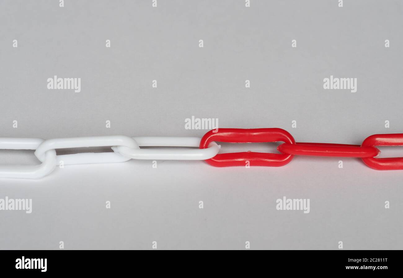 Plastica bianca e rossa di avvertimento maglie di catena Foto stock - Alamy