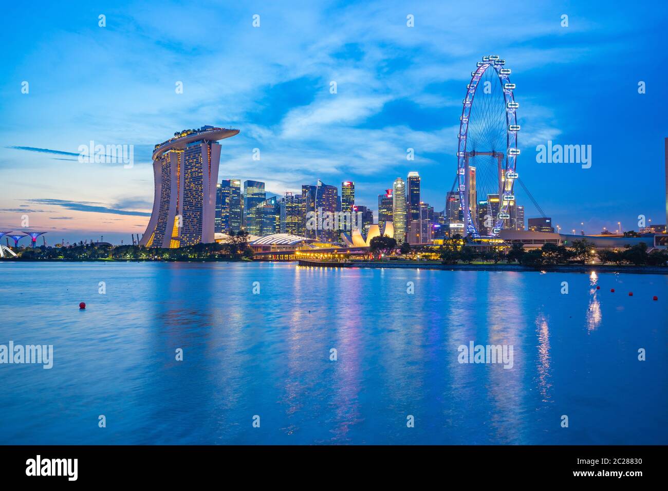 Skyline di Singapore al crepuscolo con vista di Marina Bay Foto Stock