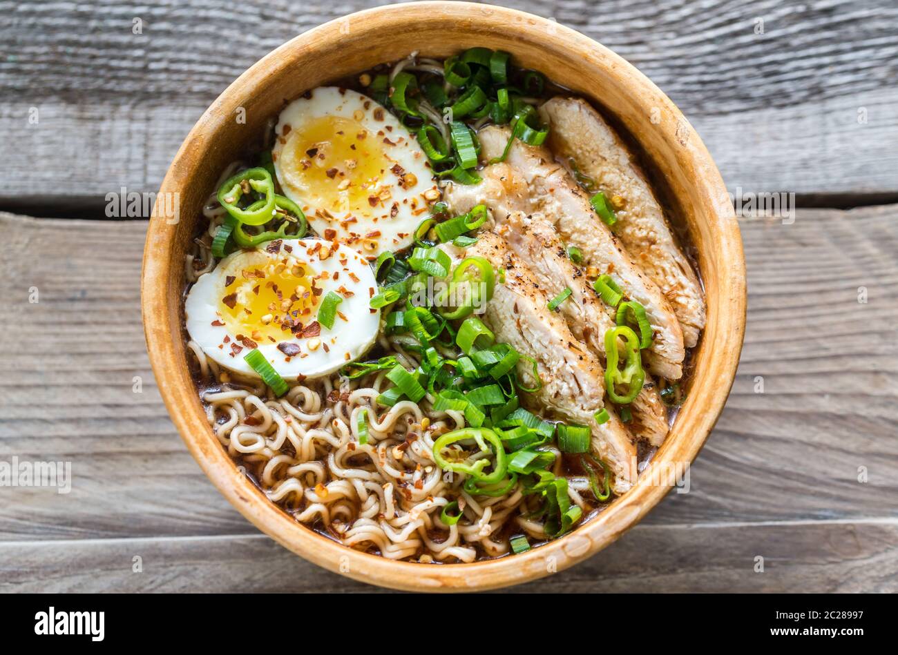 Ciotola di zuppa di ramen di pollo sul tavolo di legno Foto Stock