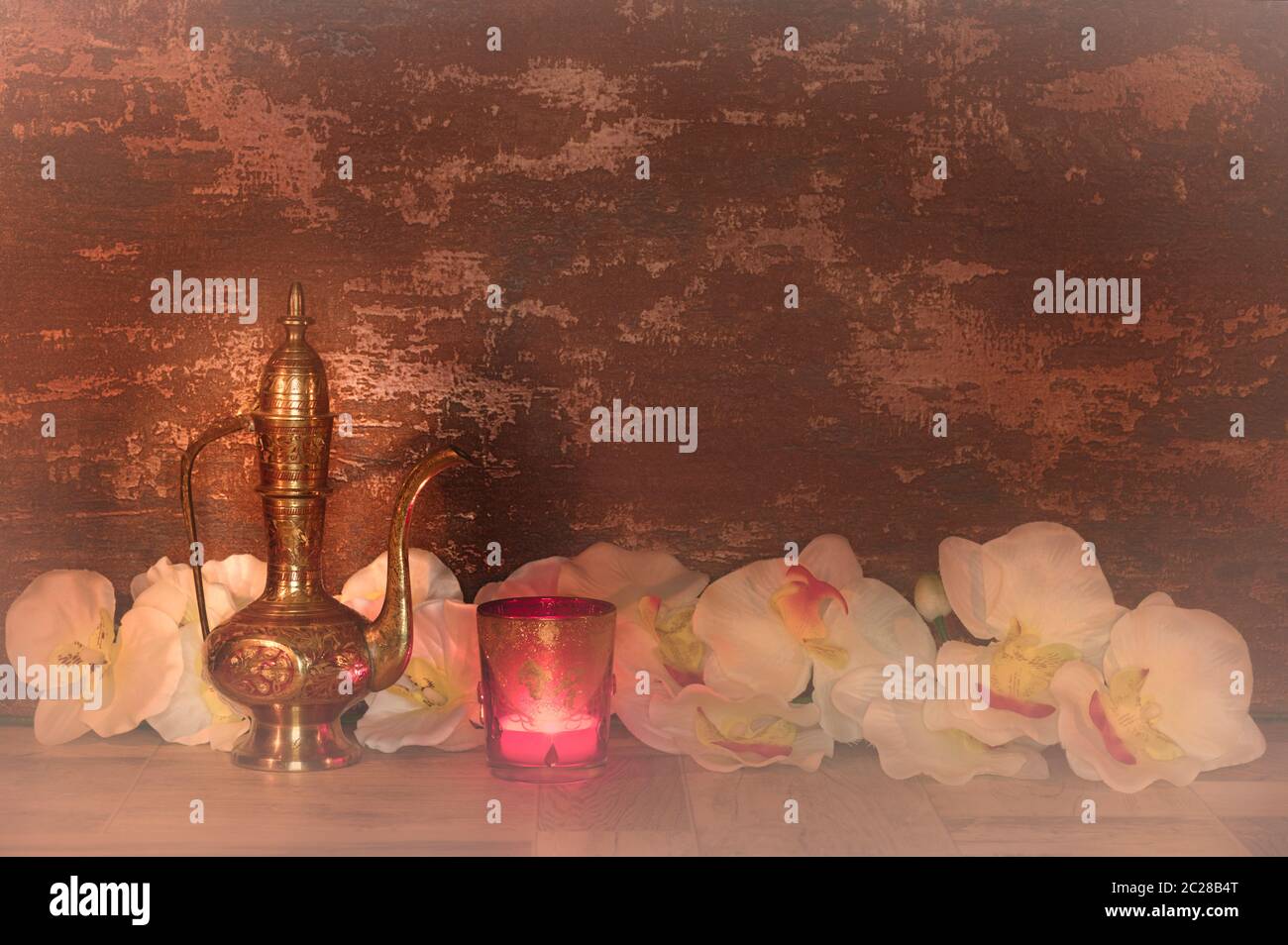 La candela con le orchidee Foto Stock