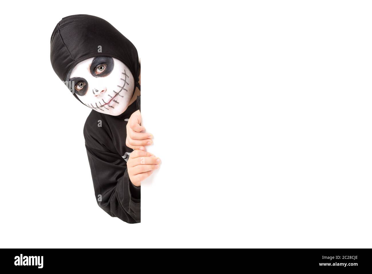 Ragazzo con la faccia di vernice e di scheletro costume di Halloween isolato in bianco Foto Stock