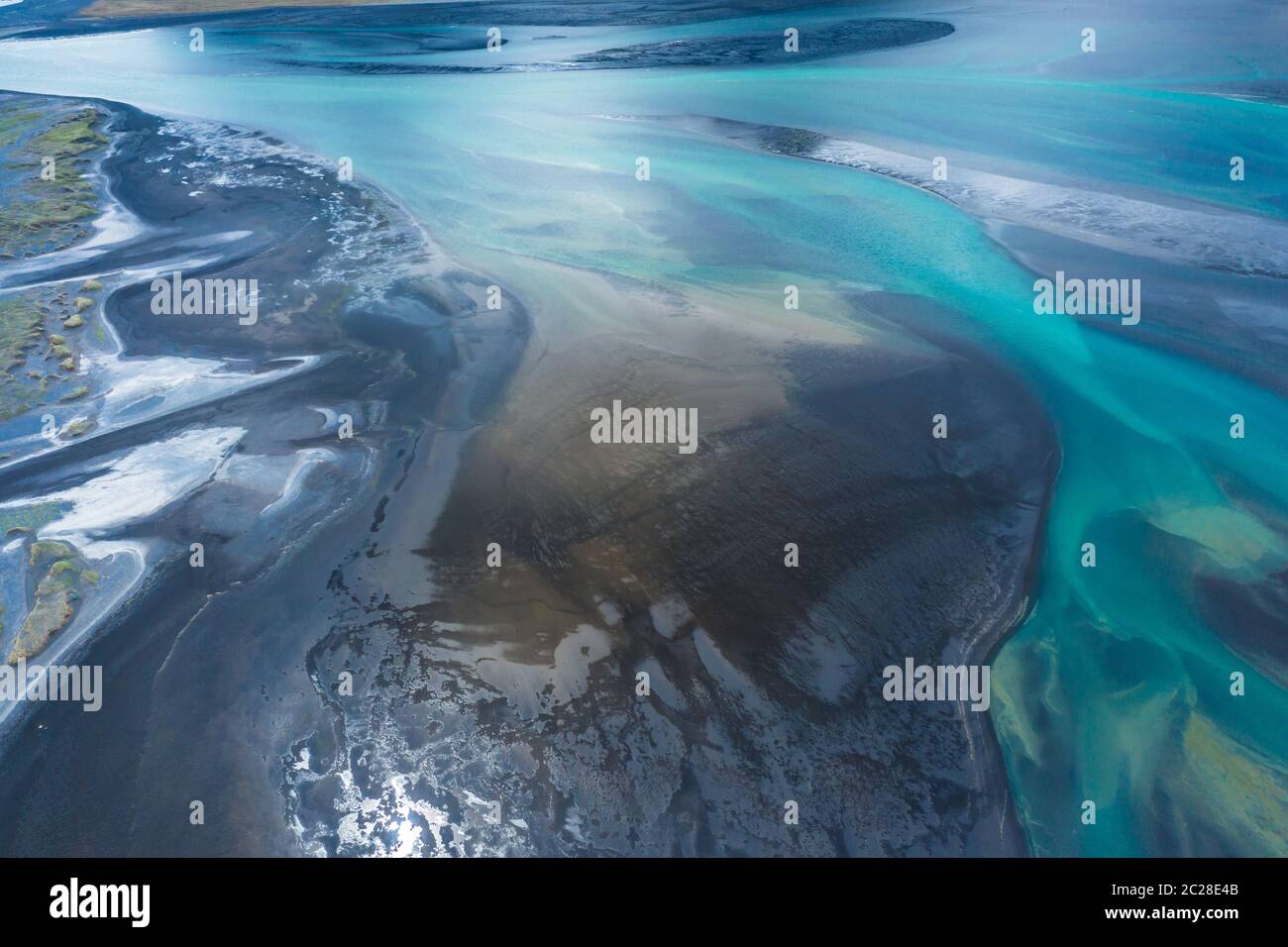 Antenna fuco vista di un enorme riverbed e delta, glaciale sistema fluviale trasportano depositi dal ghiacciaio Vatnajokull,Islanda Foto Stock