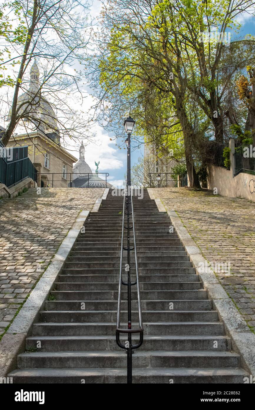 Parigi, Montmartre, la romantica scala e la basilica del Sacro cuore sullo sfondo Foto Stock