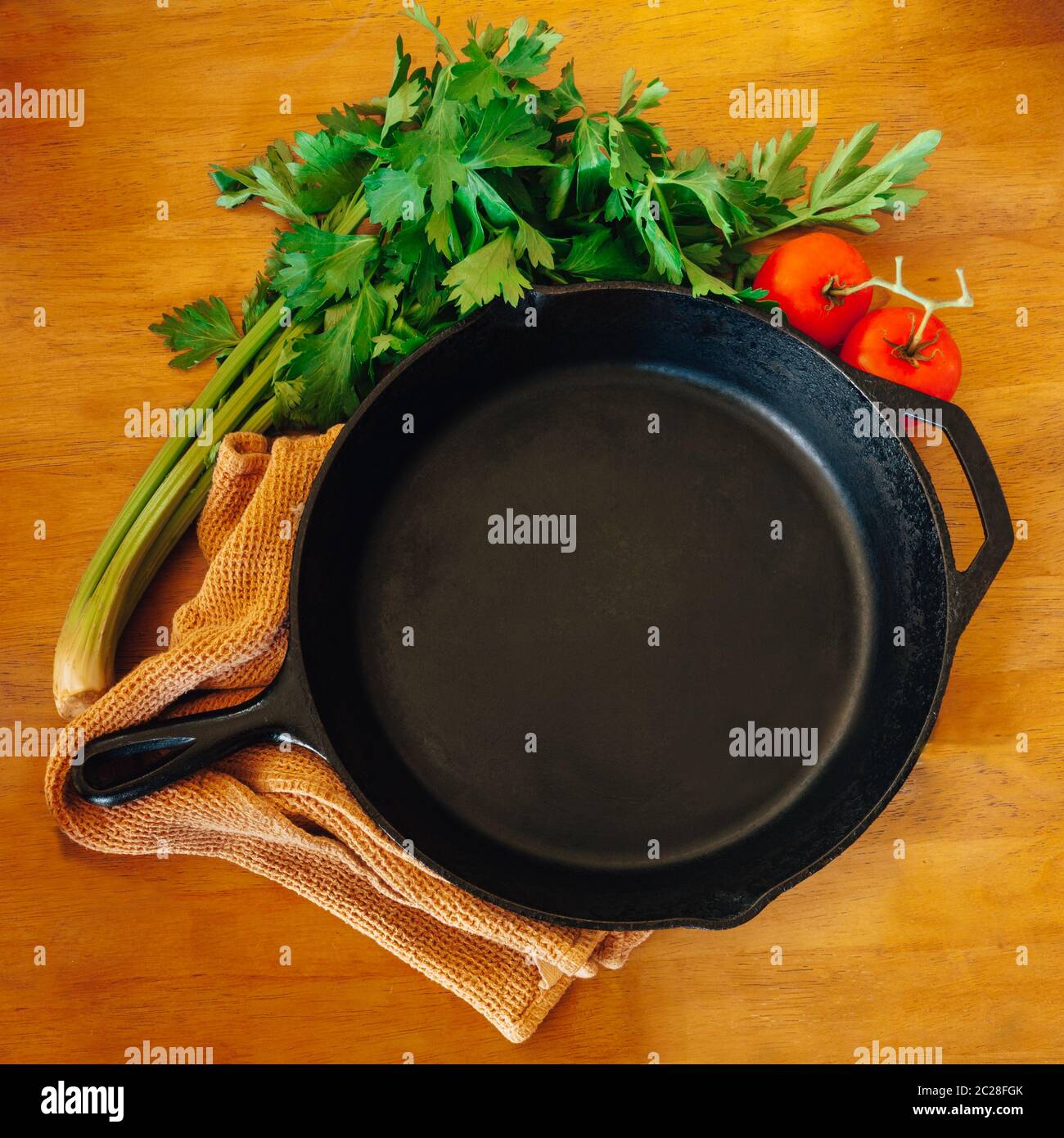 Teglia in ghisa, pomodori e coriandolo Foto Stock