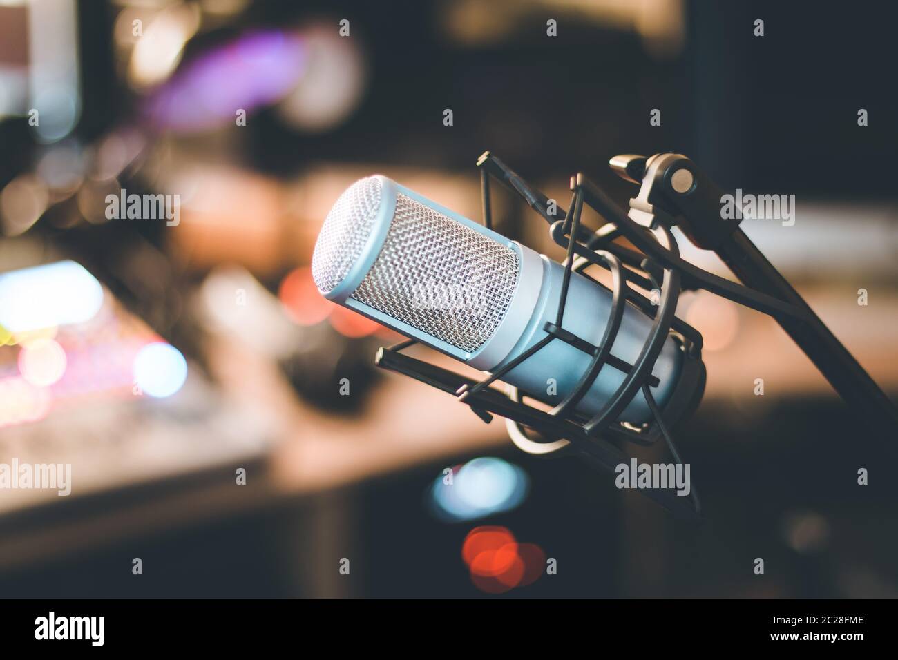 Microfono professionale da studio, studio di registrazione, apparecchiature  in background sfocato Foto stock - Alamy