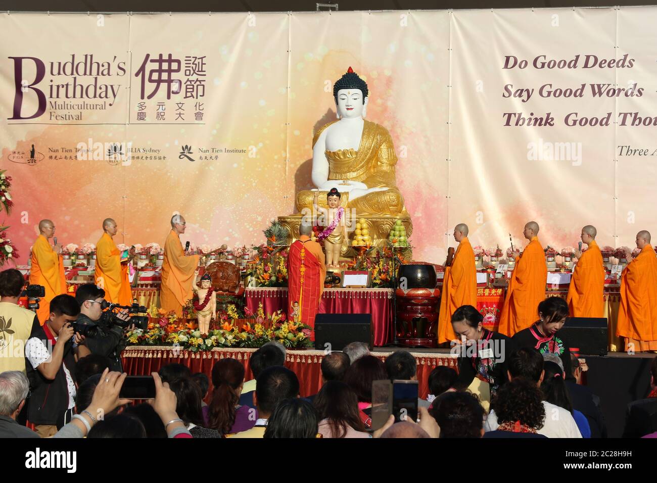Sydney, Australia. 6 maggio 2017. Diverse culture buddiste hanno partecipato a una celebrazione di due giorni per celebrare il compleanno di Buddha al Tumbalong Park e al Village Gr Foto Stock