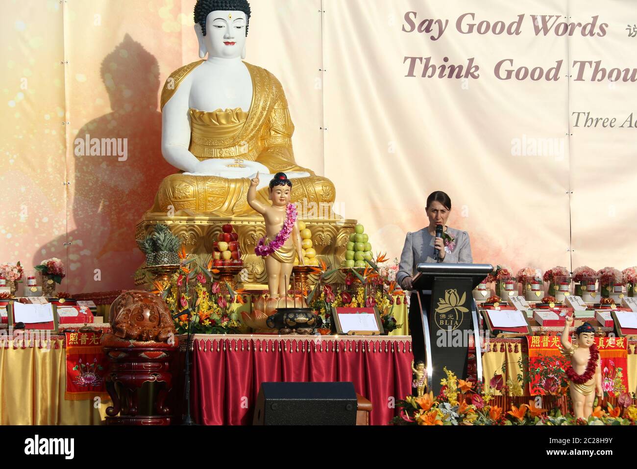 Sydney, Australia. 6 maggio 2017. Diverse culture buddiste hanno partecipato a una celebrazione di due giorni per celebrare il compleanno di Buddha al Tumbalong Park e al Village Gr Foto Stock