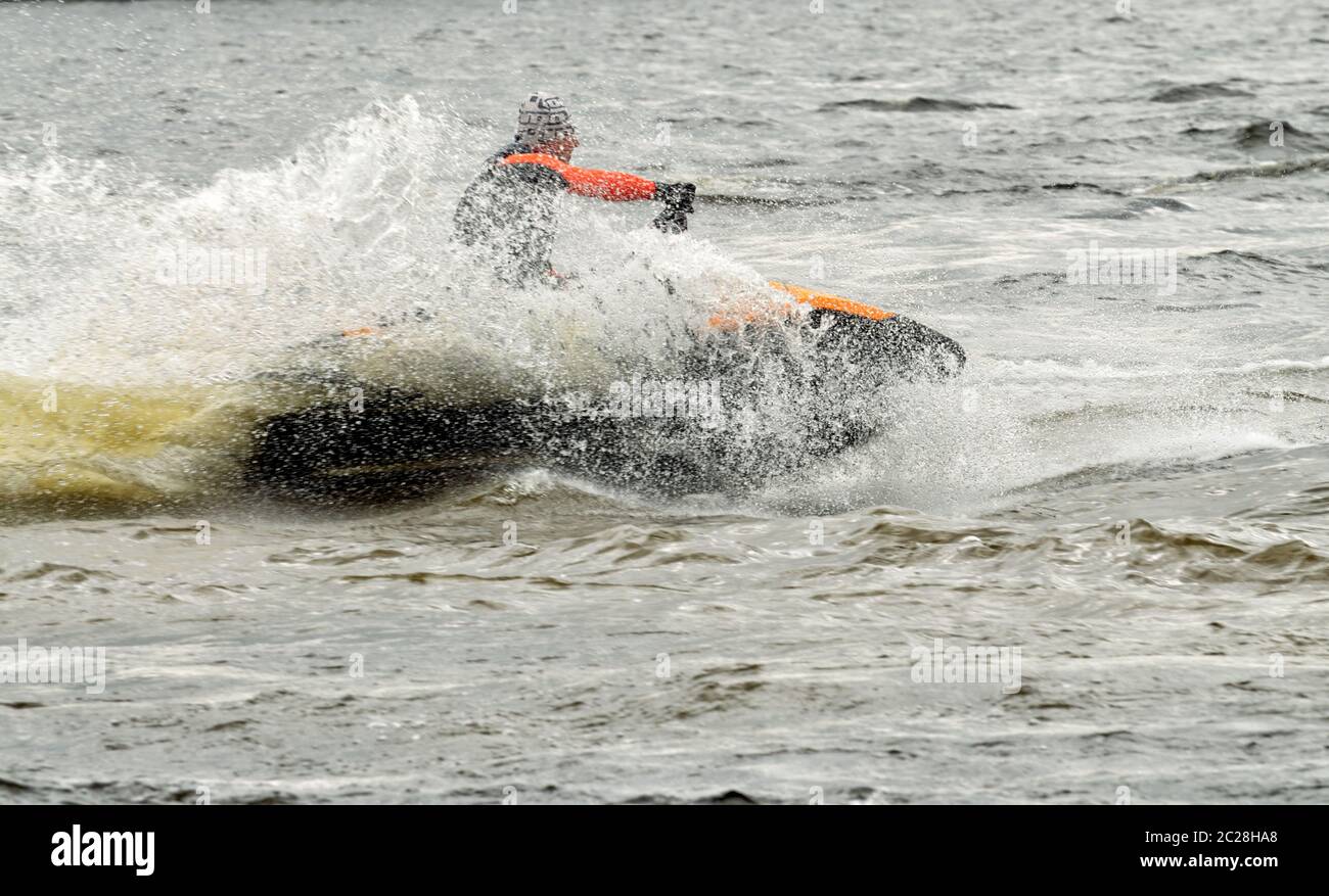 Veloce giro in scooter sul mare. Quando si gira la barca volo spray di acqua. Foto Stock