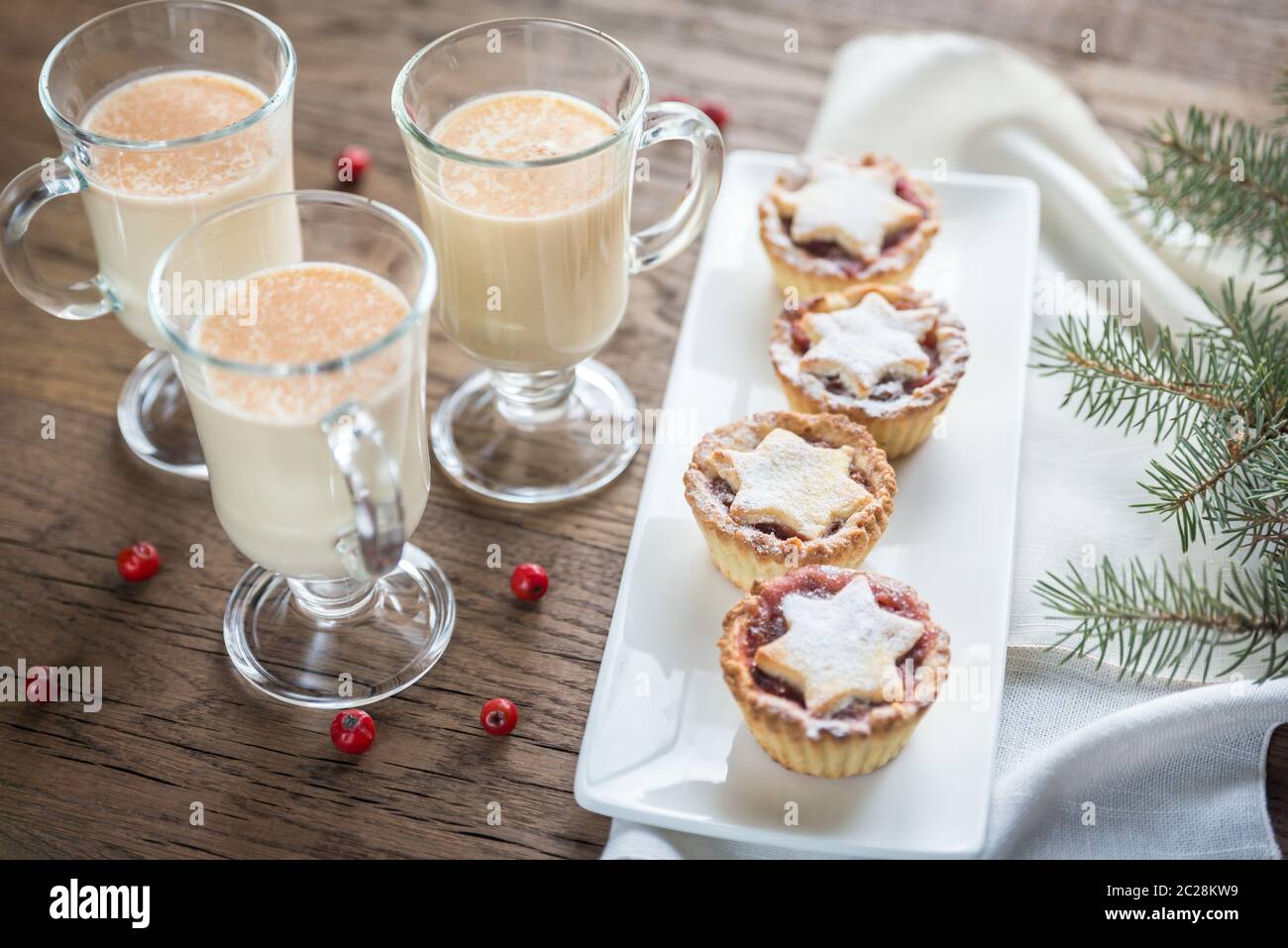 Bicchieri di eggnog con torte di tris Foto Stock