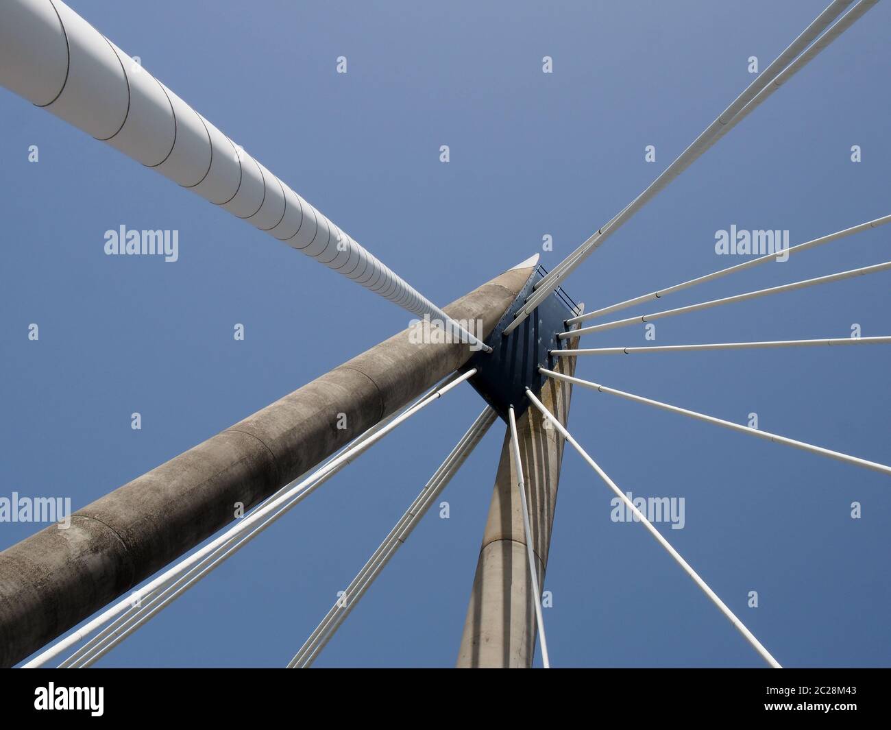 primo piano geometrico dei supporti e dei cavi del ponte sospeso di southport merseyside contro un cielo blu Foto Stock