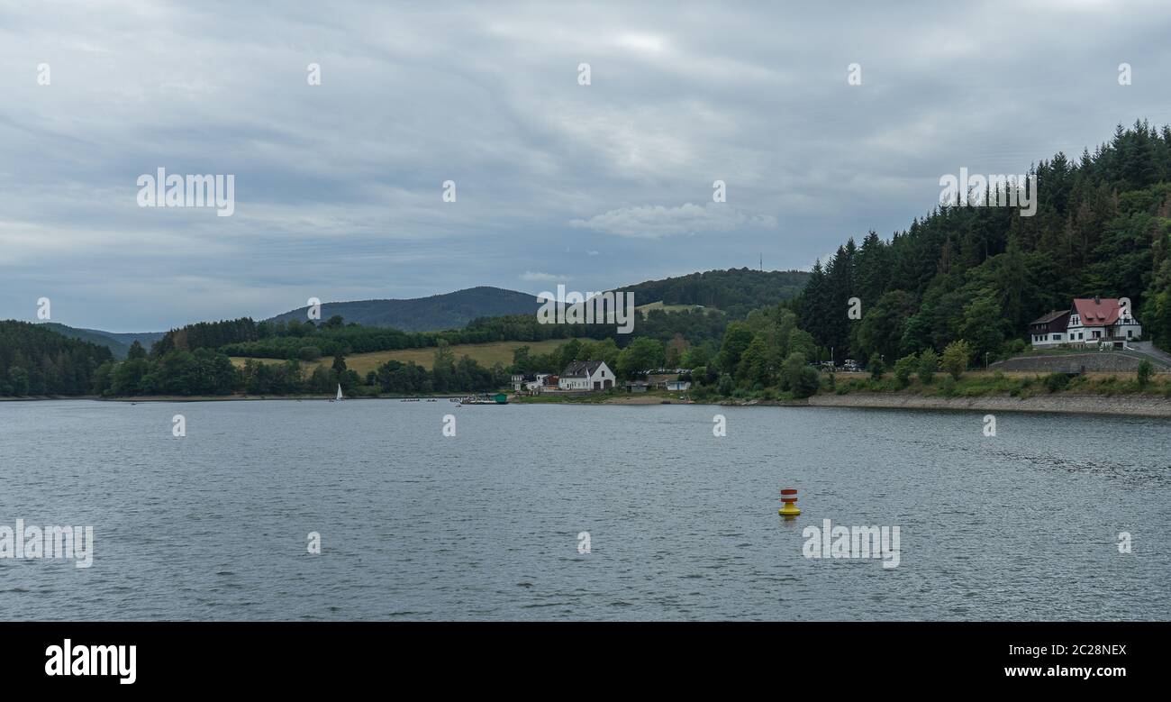 Lago chiamato Diemelsee in Germania con cielo molto nuvoloso Foto Stock