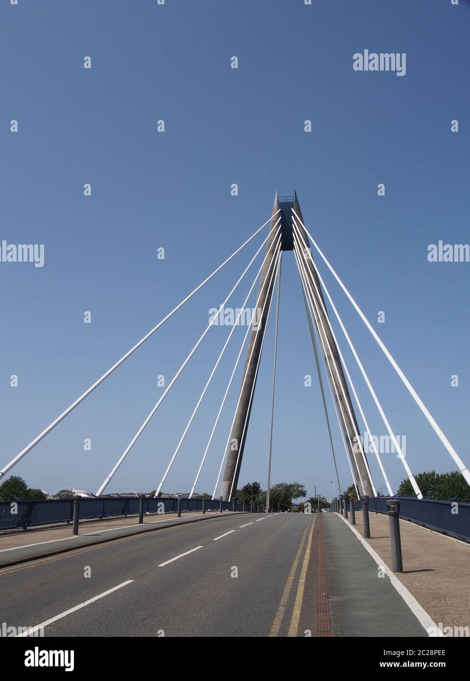 una vista sul ponte sospeso a southport merseyside contro un cielo blu Foto Stock