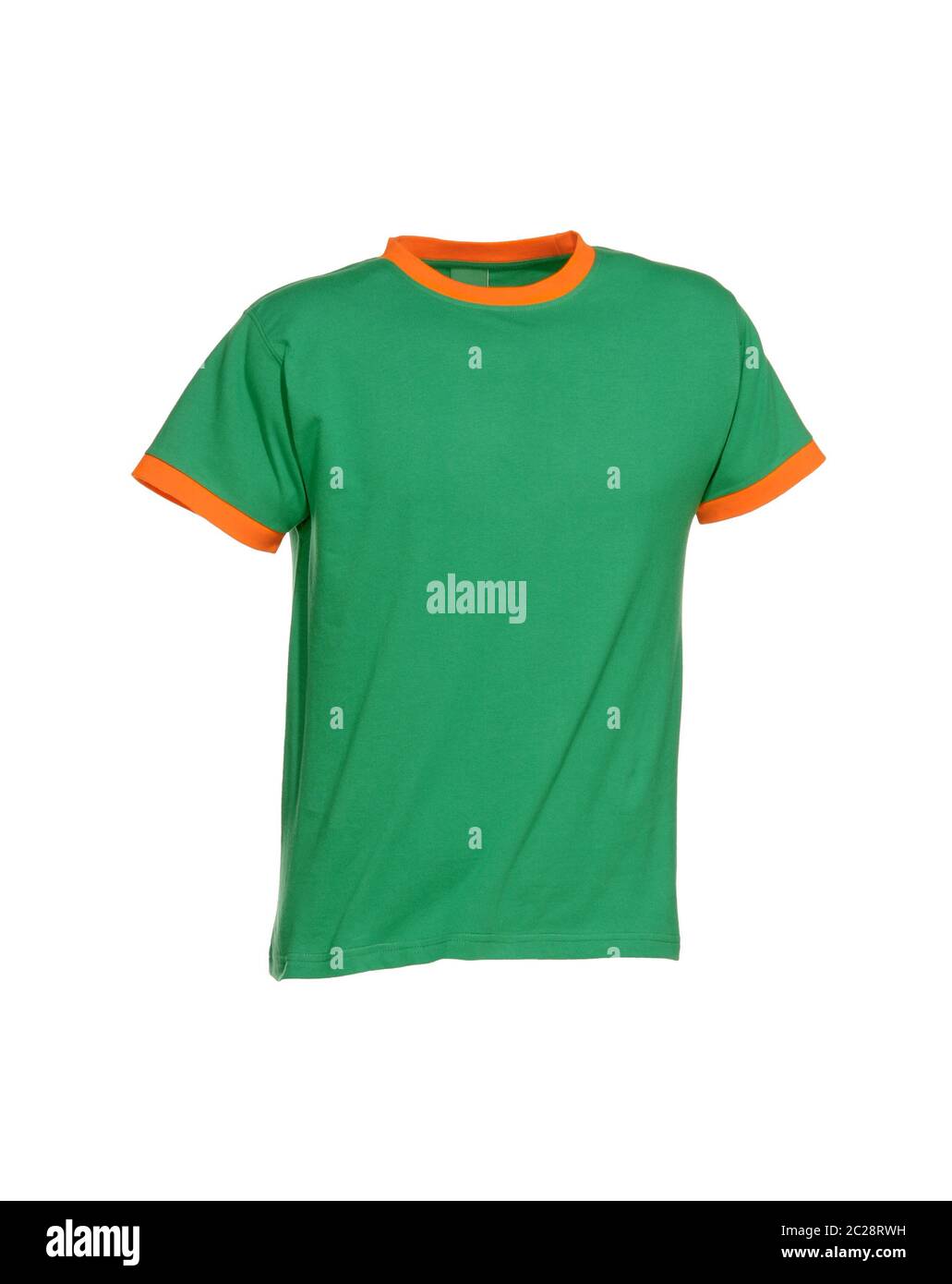 t-shirt verde con polsini di colore arancione isolati su sfondo bianco Foto Stock