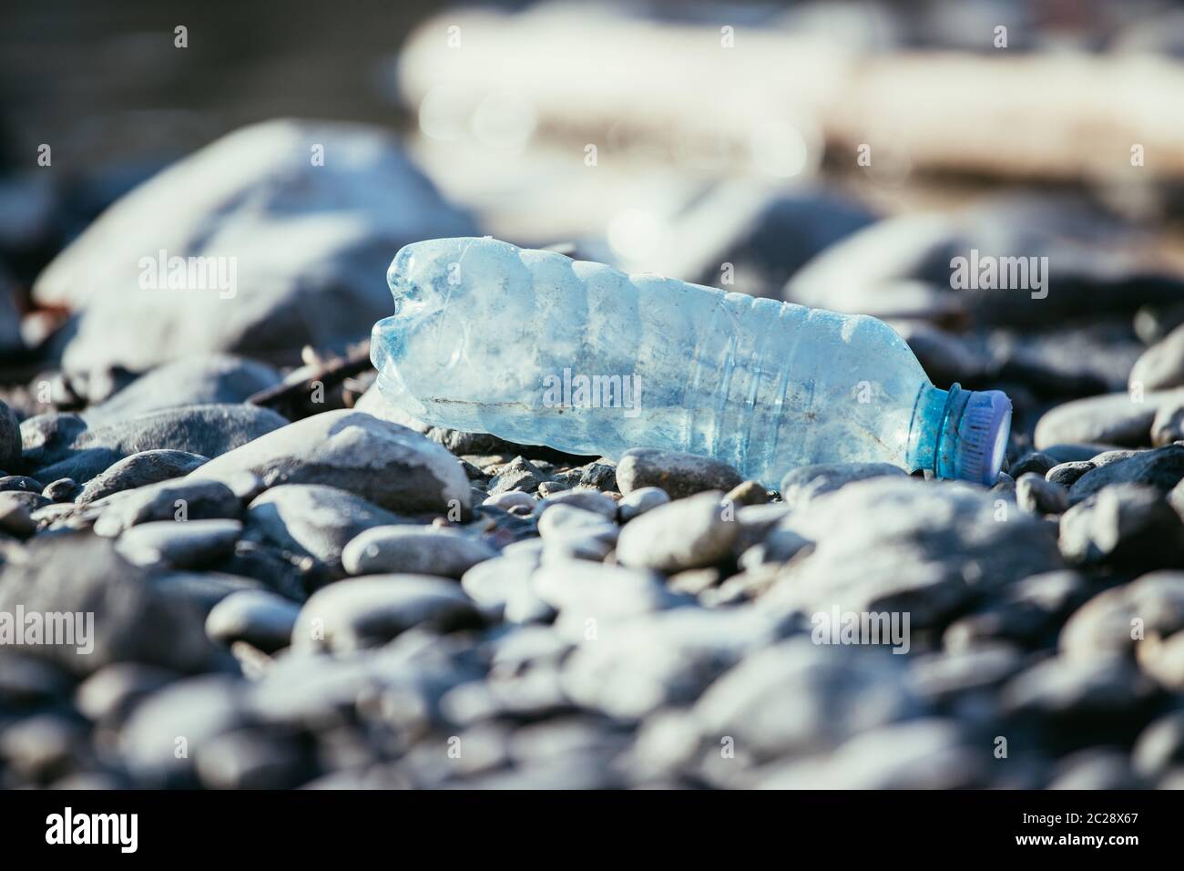Inquinamento ambientale: Bottiglia di plastica sulla spiaggia Foto Stock