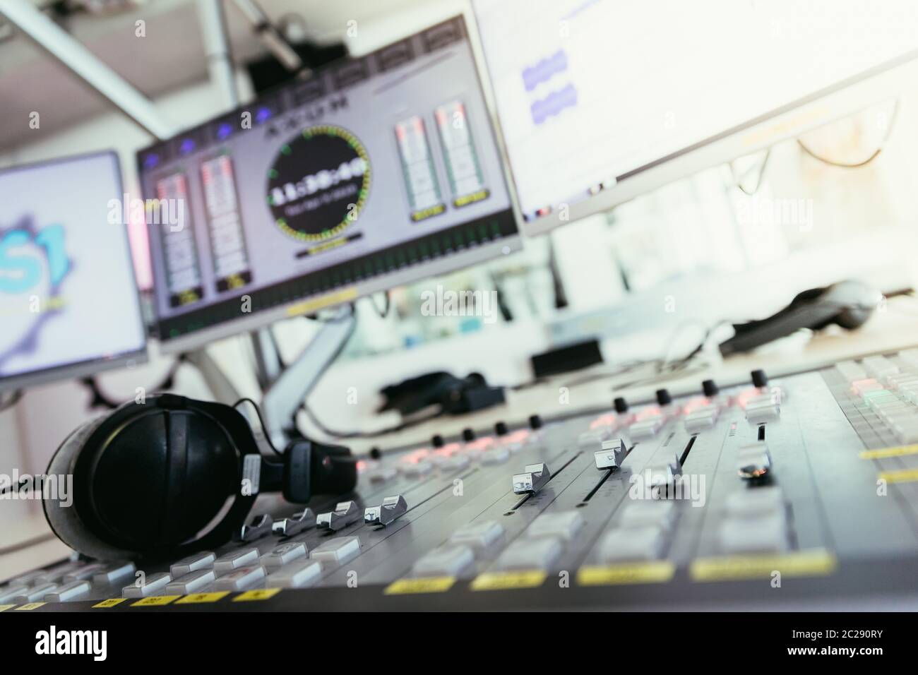 Studio di radiodiffusione: Soundboard e computer Foto Stock