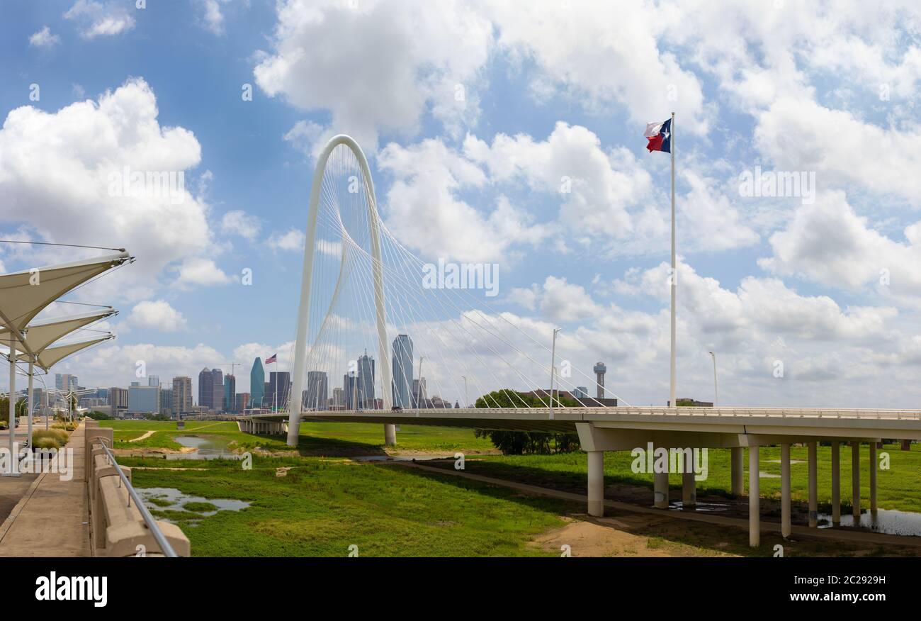 Dallas, città nello stato del Texas, Stati Uniti, Skyline con Margaret Hunt Hill Bridge in primo piano. Foto Stock