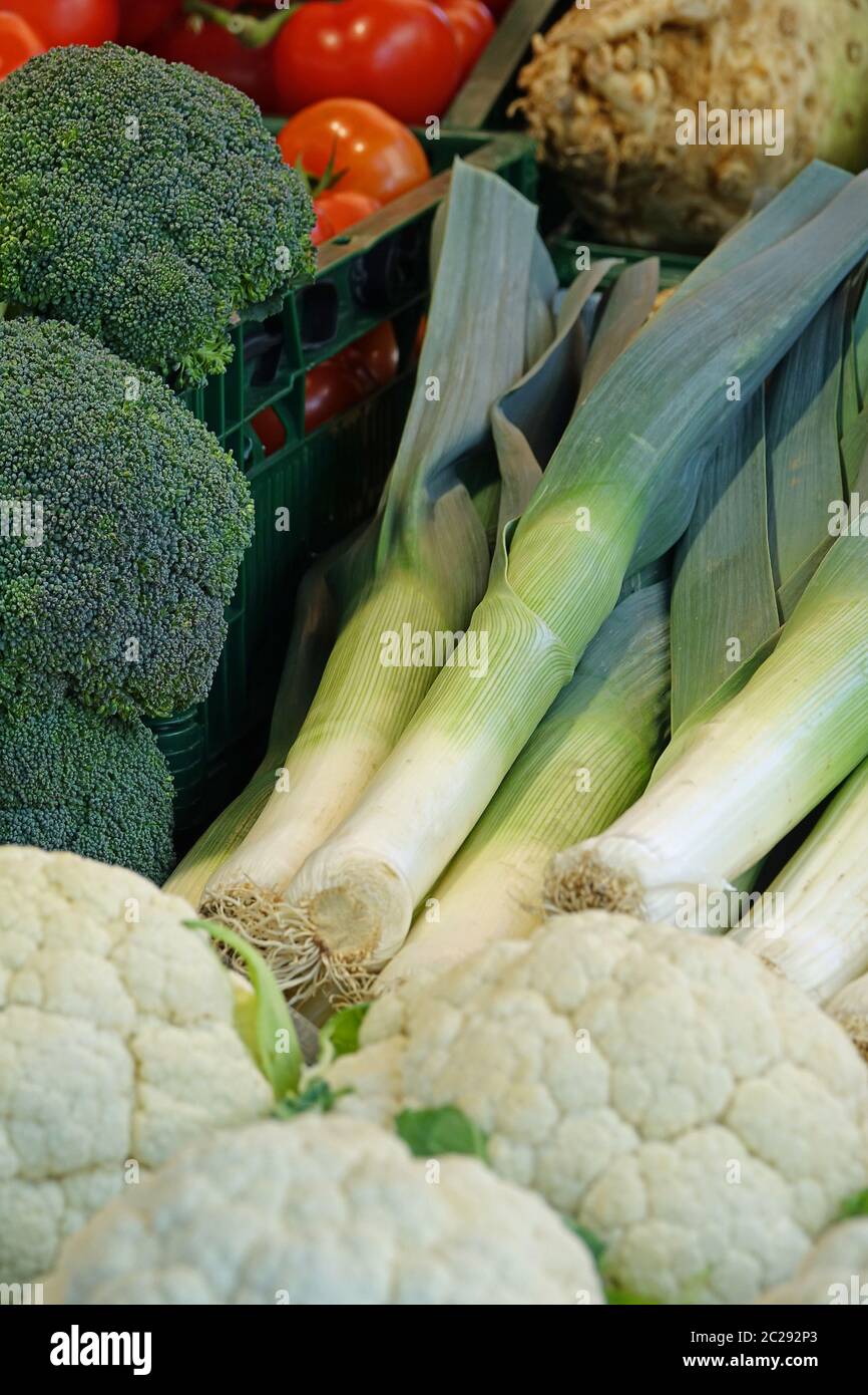 Porri e verdure altre sul mercato settimanale Foto Stock