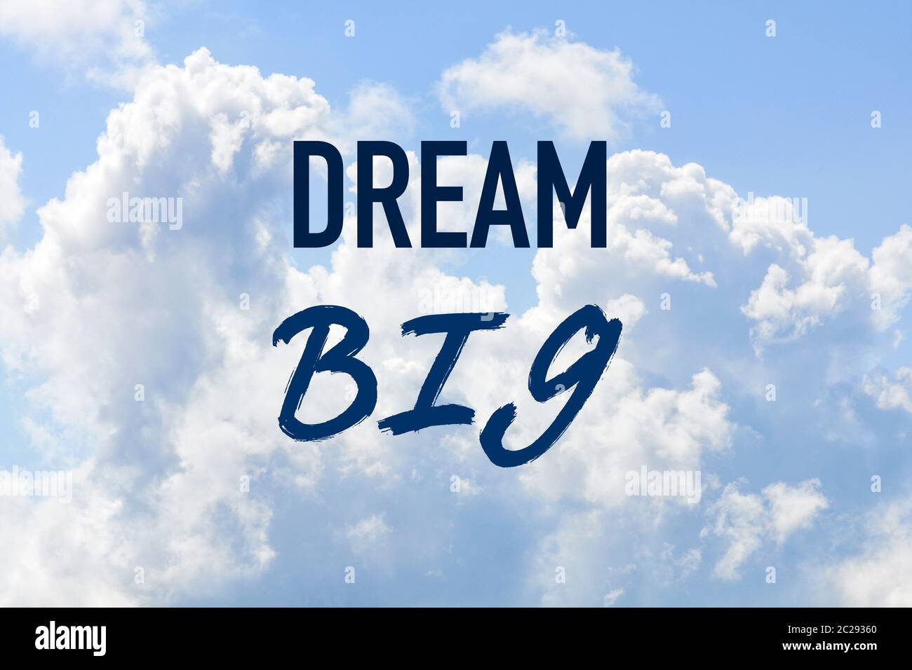 Sogno di frase grande su un cielo blu nuvoloso Foto Stock