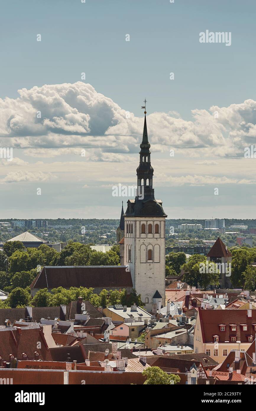 Vista del muro che circonda il centro della città di Tallinn in Estonia e la Cattedrale Alexander Nevsky Foto Stock