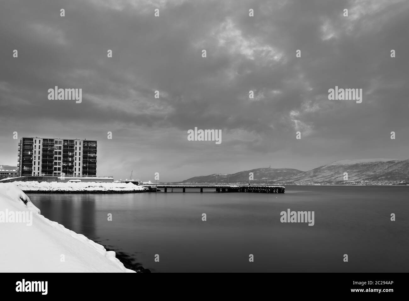 Blocchi residenziali di appartamenti in Tromso sobborgo in inverno, Norvegia Foto Stock