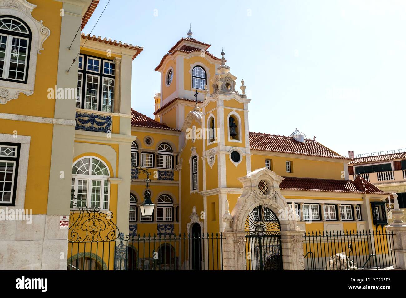 Vista del cortile e della cappella del palazzo del conte di Monte Real costruito agli inizi del XX secolo in stile neo-barocco e neo-architettura rococò styl Foto Stock