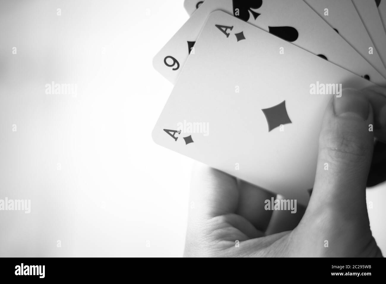 Carte da gioco: Carte da poker in mano di un giovane Foto Stock