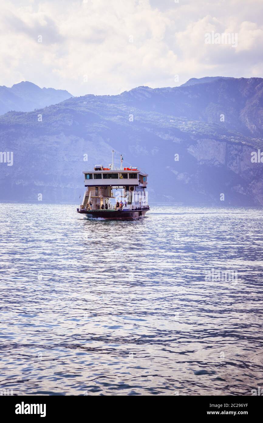 Traghetto per auto su un lago italiano Foto Stock