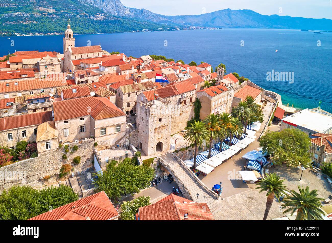 Storica città di Korcula torri e città antenna gate vista panoramica, Isola nell'arcipelago del sud della Croazia Foto Stock