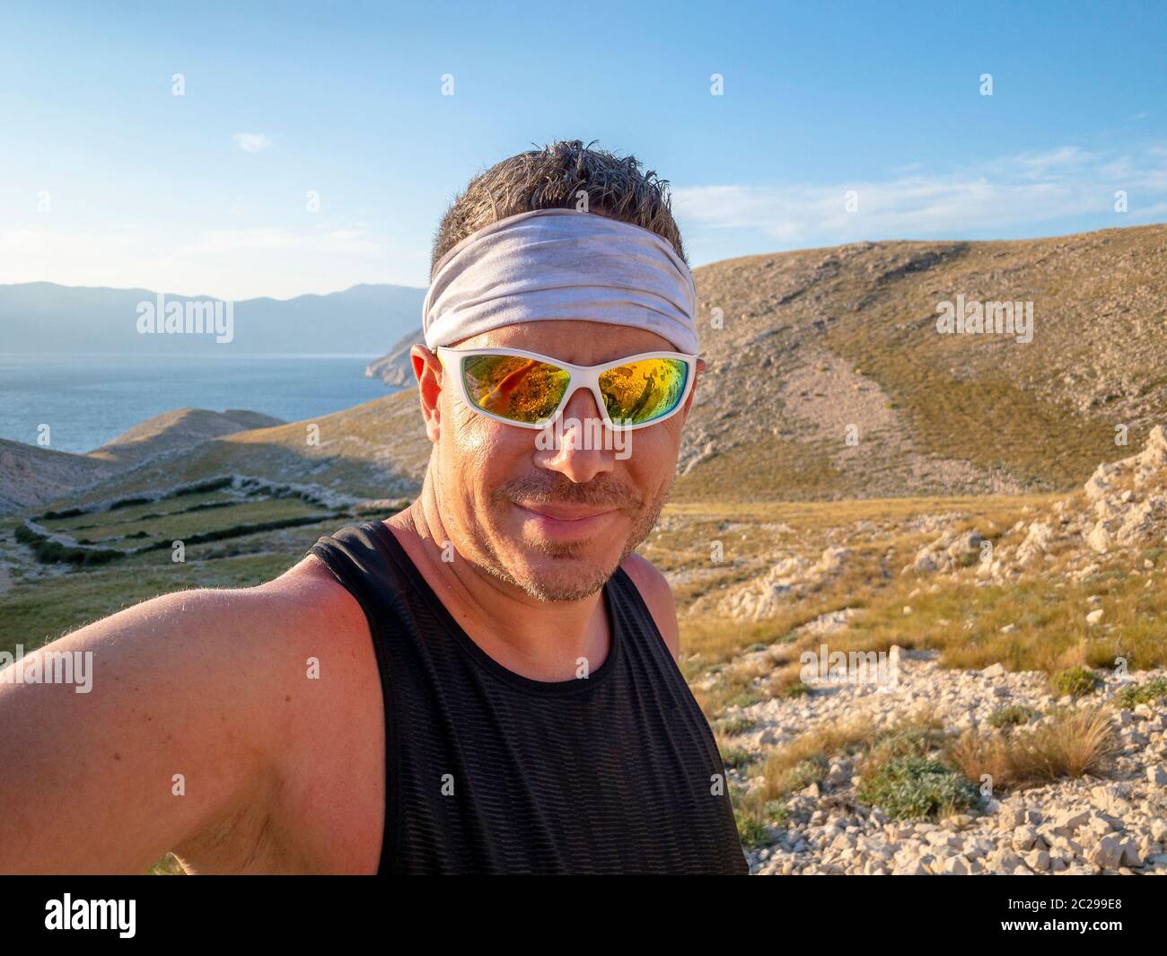 selfie di fresco uomo trailrunning in croazia sull'isola di krk a baska Foto Stock