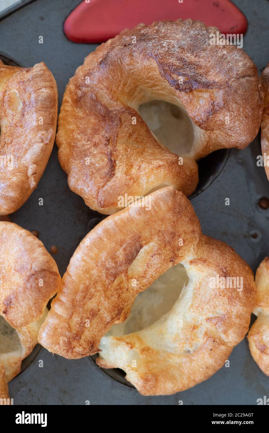 Un fresco lotto di tradizionali budini dello Yorkshire al forno per un pranzo di arrosto domenicale in Inghilterra Foto Stock