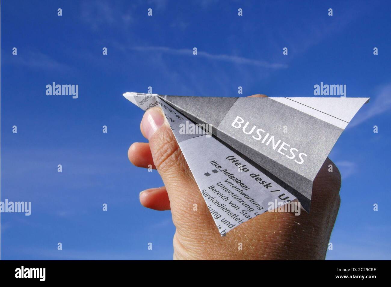 AFFARI, mano con l'aeroplano di carta Foto Stock