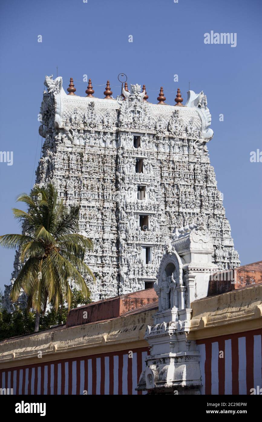 Tempio indù decorato in colore bianco nel Kanyakumari, Tamil Nadu, India Foto Stock