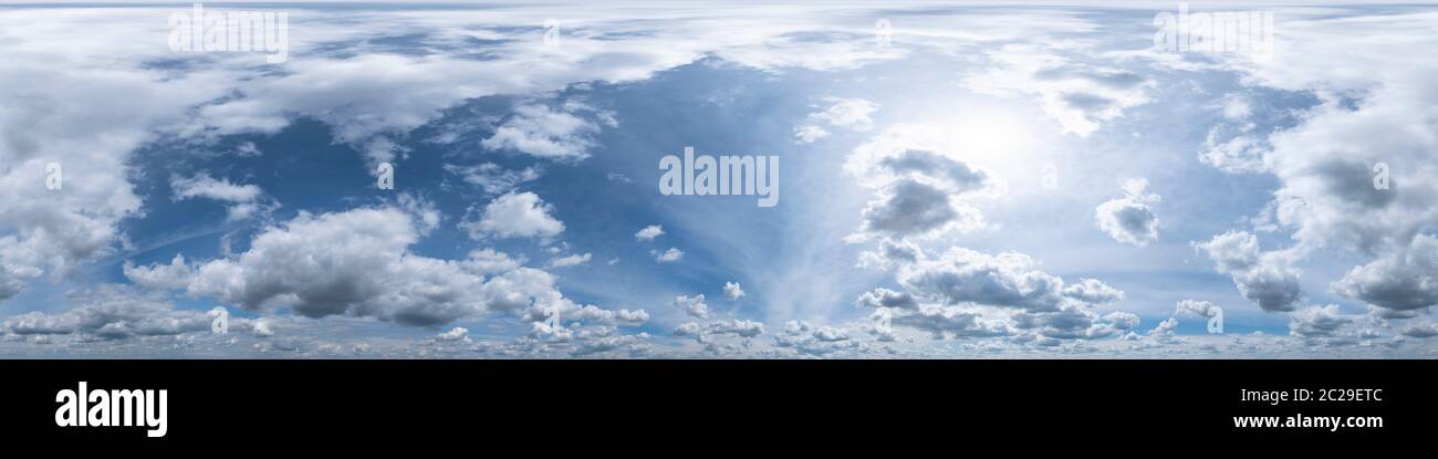 Panoramica cielo senza interruzioni come una vista a 360 gradi e splendide formazioni di nuvole per l'uso nella grafica 3D come Sky dome o per la post-elaborazione di immagini drone Foto Stock
