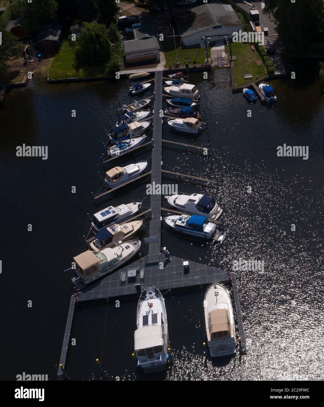 Oranienburg, Germania. 17 Giugno 2020. Le barche sono ormeggiate presso un molo sul Lehnitzsee. Credit: Paul Zinken/dpa-Zentralbild/ZB/dpa/Alamy Live News Foto Stock