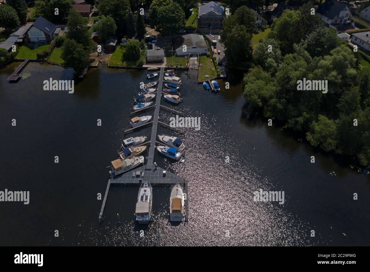 Oranienburg, Germania. 17 Giugno 2020. Le barche sono ormeggiate presso un molo sul Lehnitzsee. Credit: Paul Zinken/dpa-Zentralbild/ZB/dpa/Alamy Live News Foto Stock