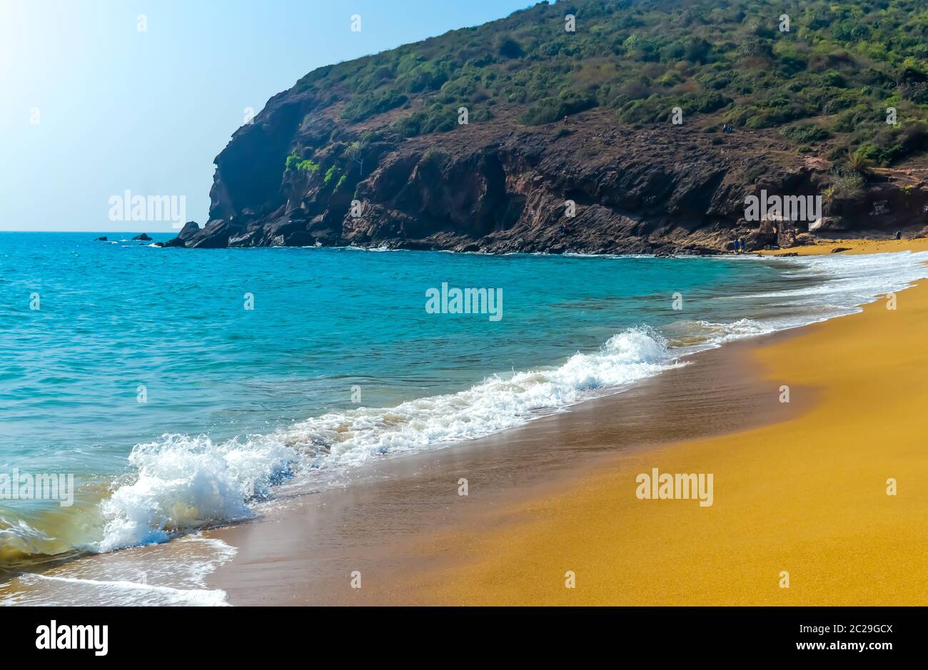 Vista panoramica di una spiaggia tropicale a Goa, India, Sud Asia. Foto Stock