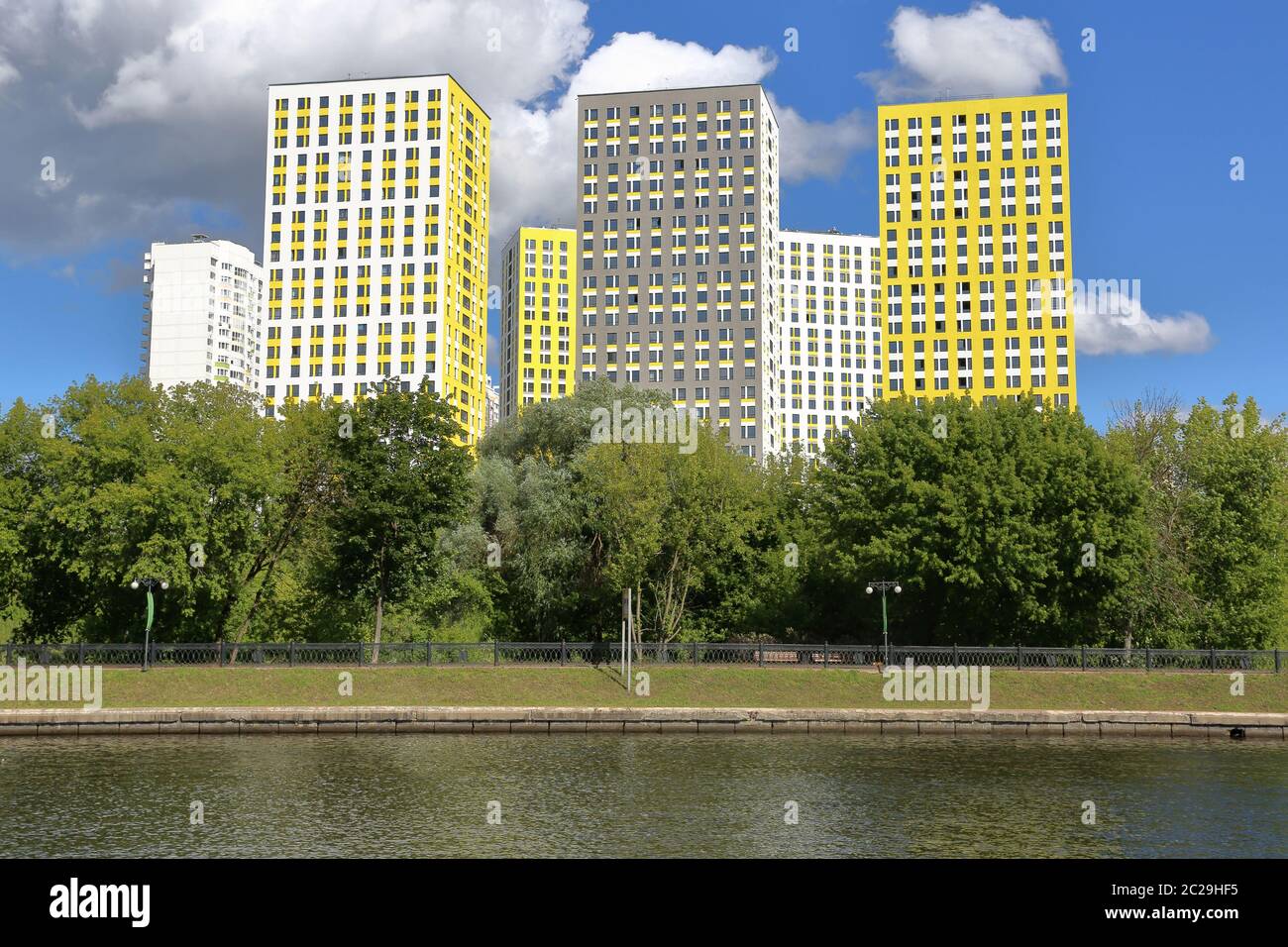 Mosca, Russia - 7 luglio 2019: Edifici residenziali sulle rive del pittoresco fiume su un summ Foto Stock