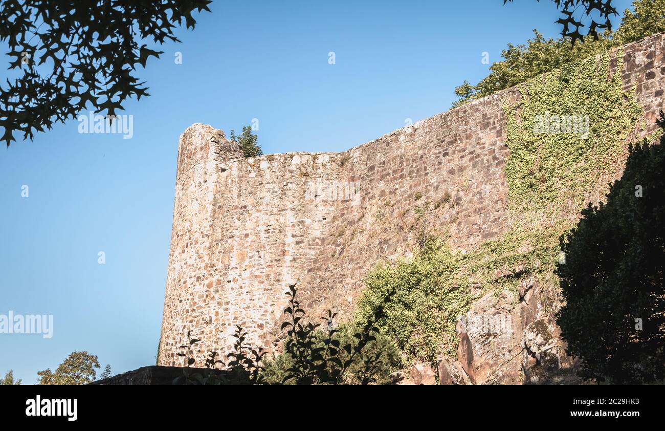 Montaigu, Francia - 2 Agosto 2018: dettagli architettonici del castello medievale di Montaigu nel centro della città in un giorno di estate Foto Stock