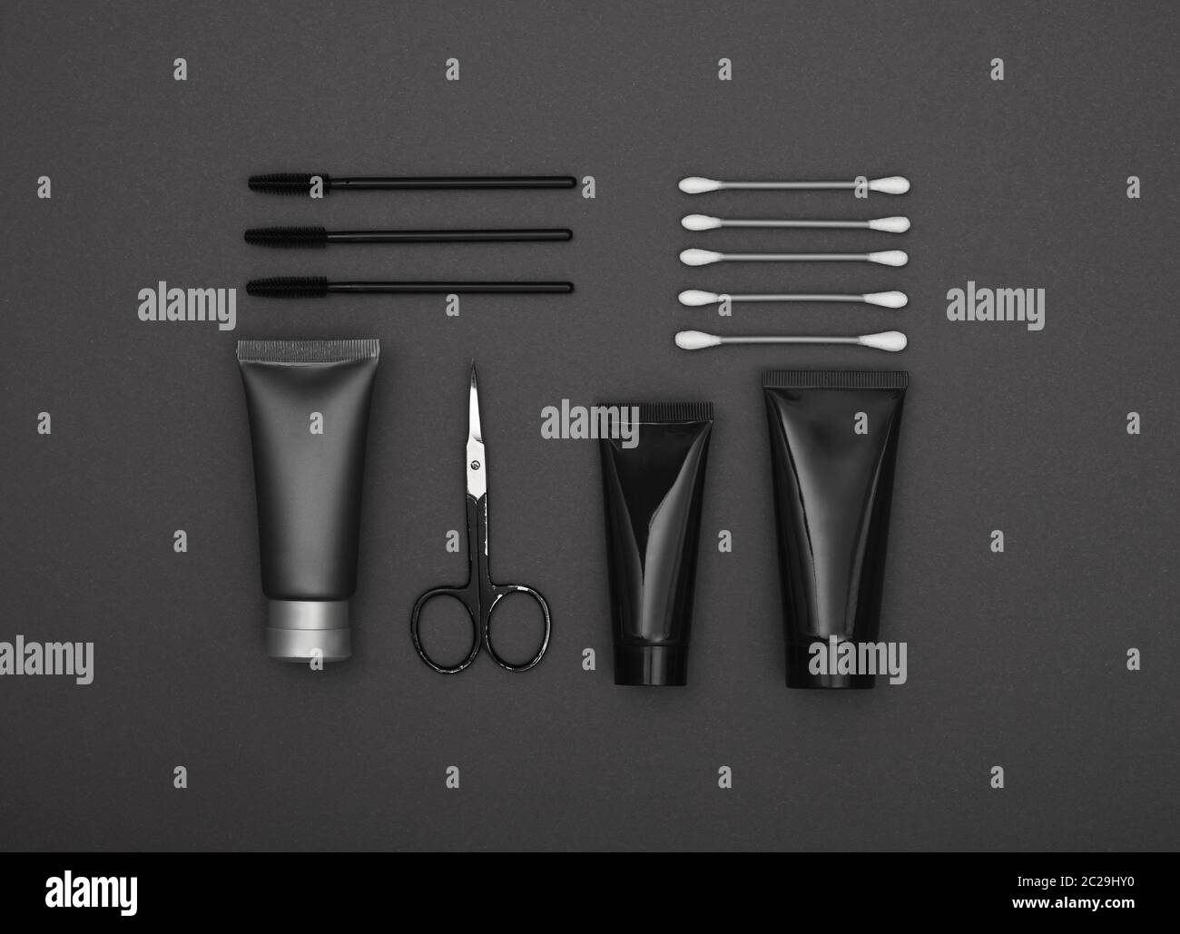 Organizzate con cura BELLEZZA AL MASCHILE cura e costituiscono prodotti lay piatto su sfondo grigio scuro, elevati vista dall'alto, direttamente al di sopra di Foto Stock