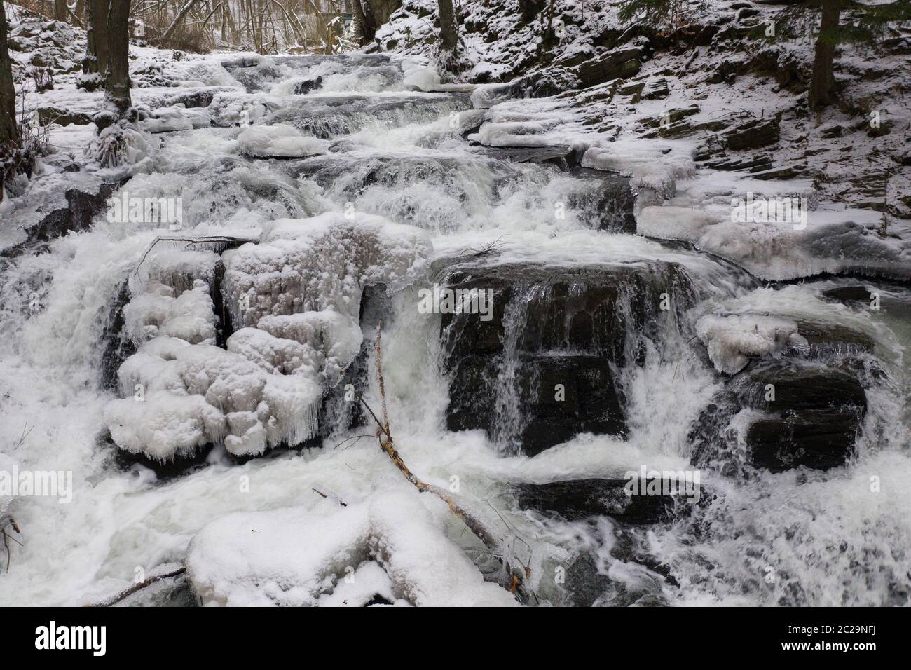 Cascata Selke nel paesaggio invernale delle montagne Harz Foto Stock